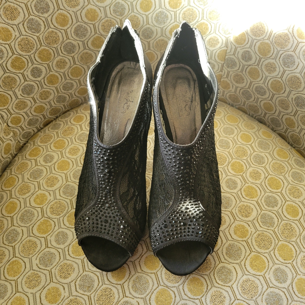 Coach and Four Womens size 9 Black Peep Toes